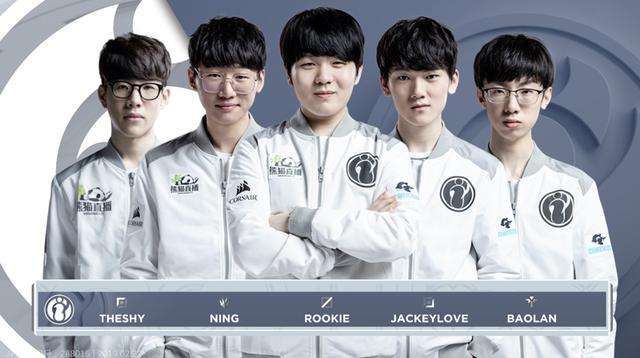 他在右后卫 他在右后卫